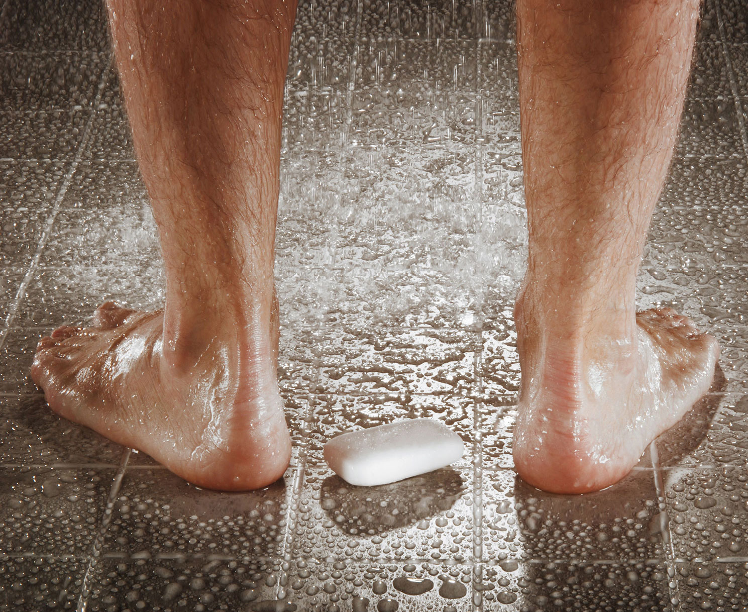 Мыть ноги мужчине. Красивые стопы в мыле. Коврик для мытья ног в душе. Мыть ноги с камня.